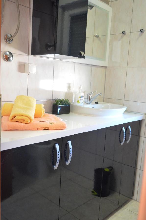 Mihaela Studio Apartmans 150M Near The Beach Каштела Екстер'єр фото