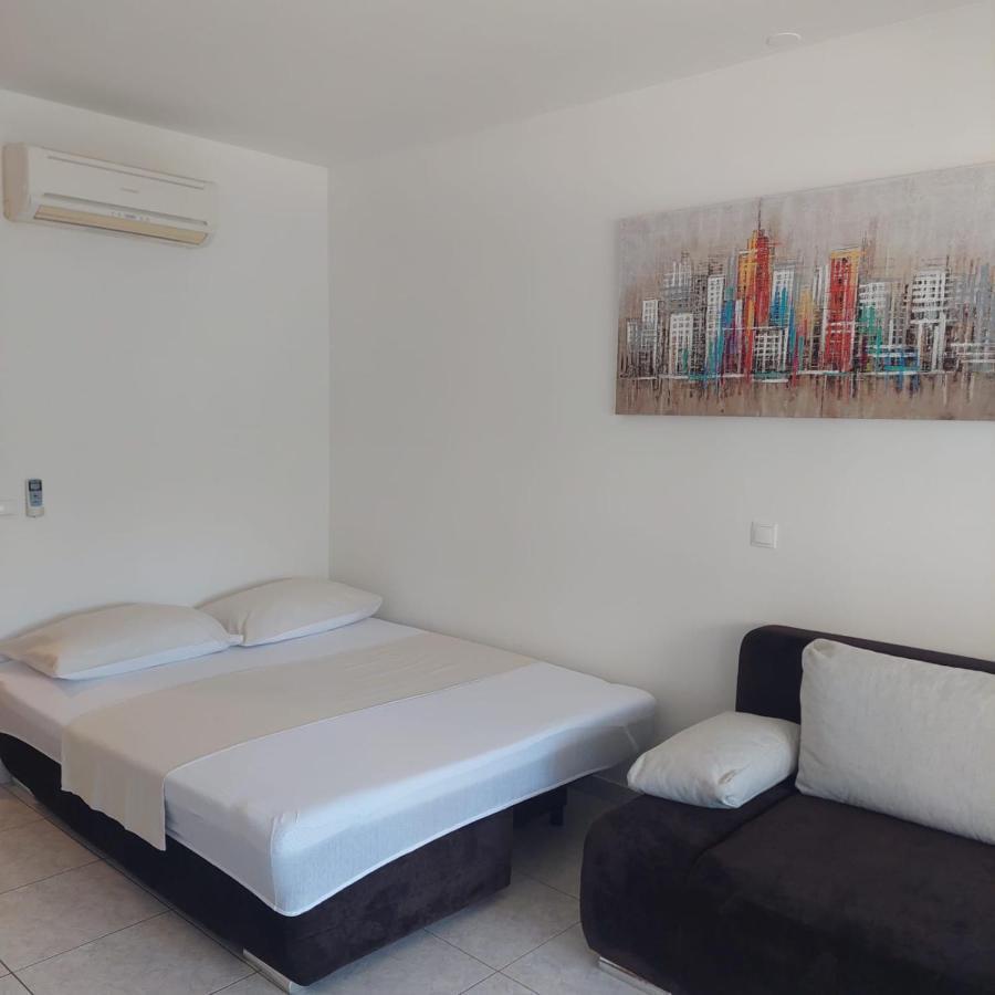 Mihaela Studio Apartmans 150M Near The Beach Каштела Екстер'єр фото