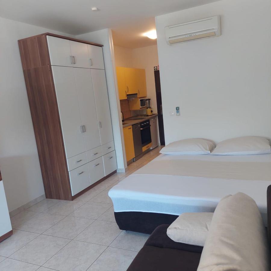 Mihaela Studio Apartmans 150M Near The Beach Каштела Екстер'єр фото
