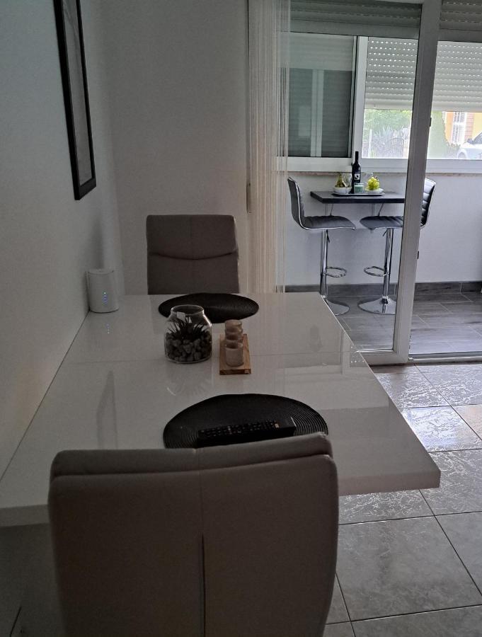 Mihaela Studio Apartmans 150M Near The Beach Каштела Екстер'єр фото